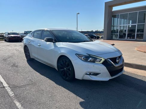Used 2017 Nissan Maxima SR w/ Midnight Edition FWD image 3