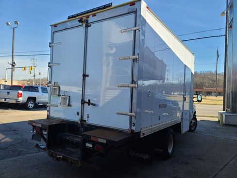 Used 2016 Ford E-450 and Econoline 450 Super Duty image 5