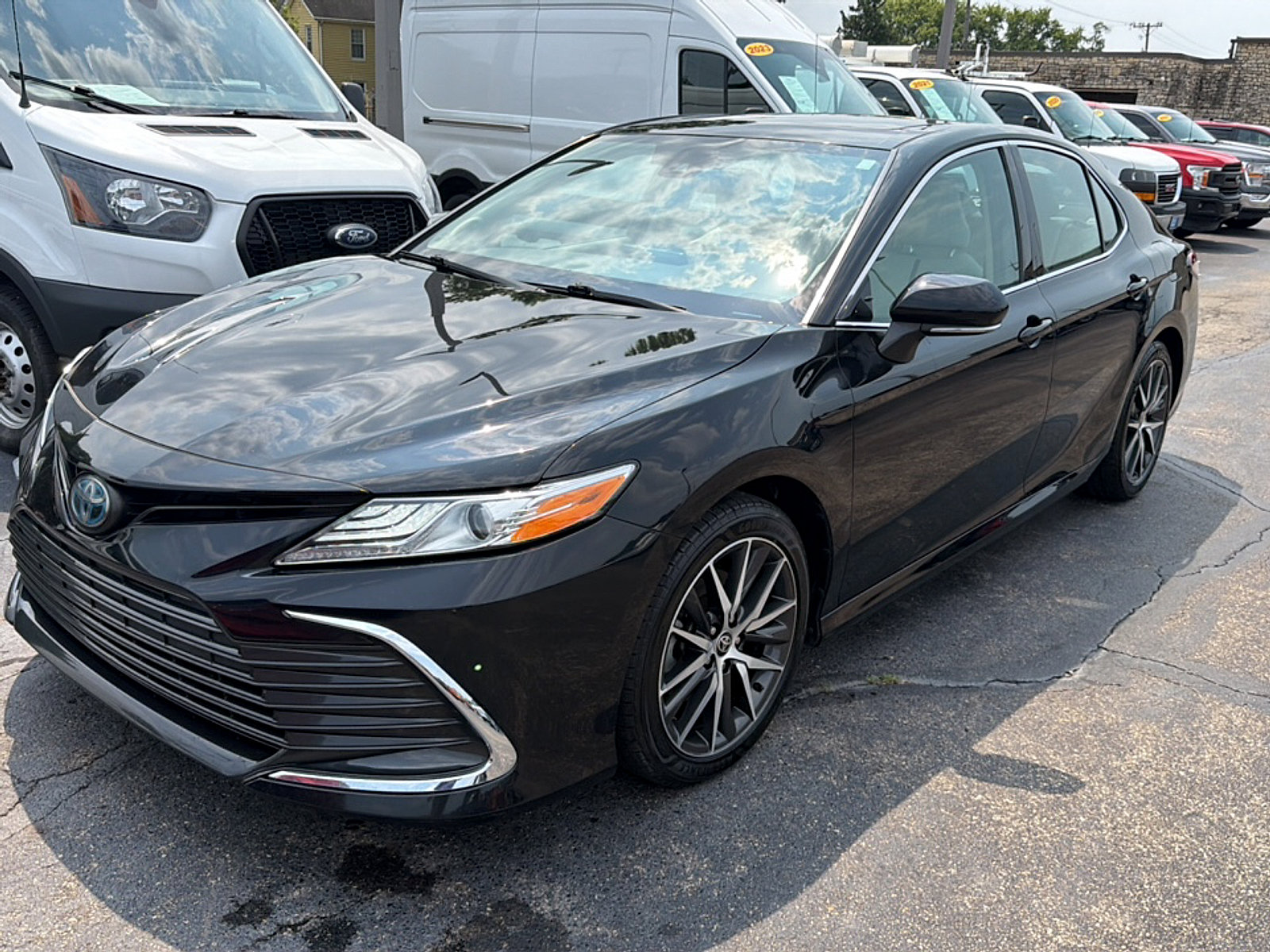 Used 2022 Toyota Camry XLE w/ Navigation Upgrade Package FWD image 3