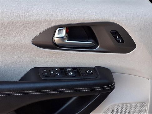 Used 2022 Chrysler Pacifica Touring-L image 15