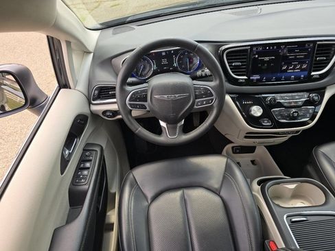 Used 2023 Chrysler Pacifica Touring-L FWD image 25