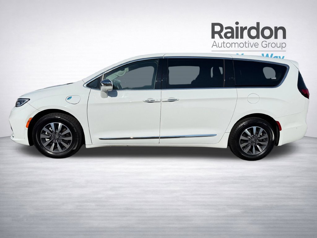 Used 2022 Chrysler Pacifica Limited w/ Uconnect Theater Family Group FWD image 4
