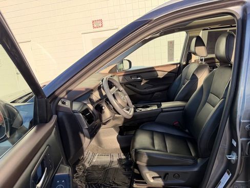 Used 2023 Nissan Rogue SL w/ SL Premium Package image 15