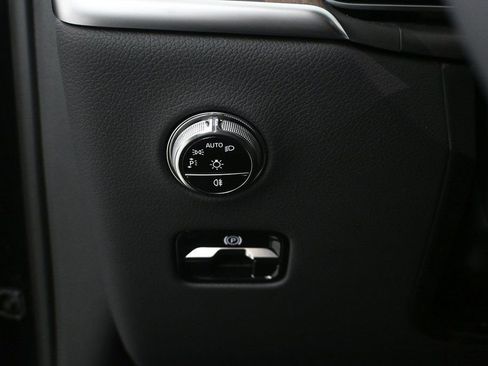 New 2025 Mercedes-Benz GLC 350e GLC 350e image 9