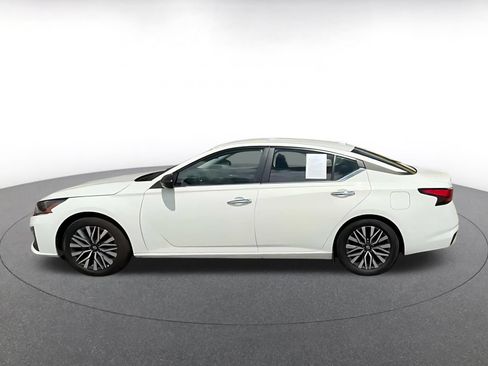 Used 2025 Nissan Altima 2.5 SV FWD image 8