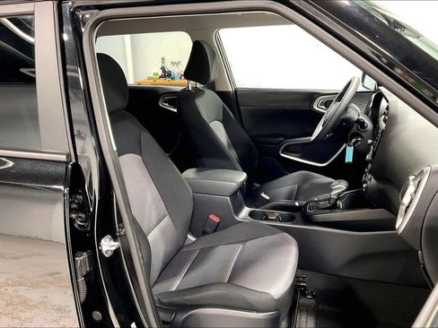 Used 2025 Kia Soul LX FWD image 9