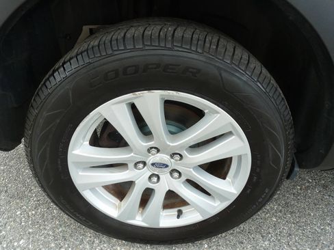 Used 2018 Ford Explorer XLT w/ Equipment Group 202A AWD/4WD image 19