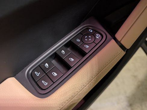 Used 2025 Porsche Cayenne image 30