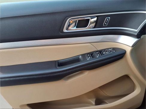Used 2016 Ford Explorer XLT image 12