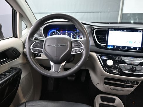 Used 2022 Chrysler Pacifica Touring-L image 13