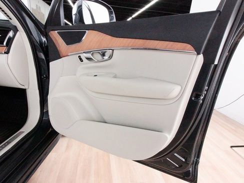 Certified 2022 Volvo XC90 T6 Momentum image 23