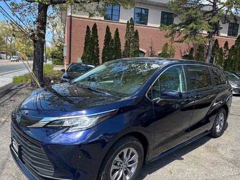 Used 2022 Toyota Sienna LE AWD/4WD image 1