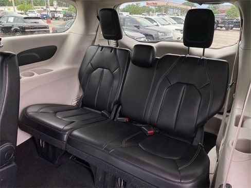 Used 2023 Chrysler Pacifica Touring-L image 15
