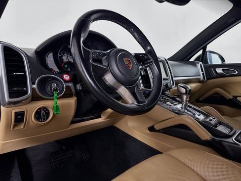Used 2016 Porsche Cayenne w/ Premium Package image 25