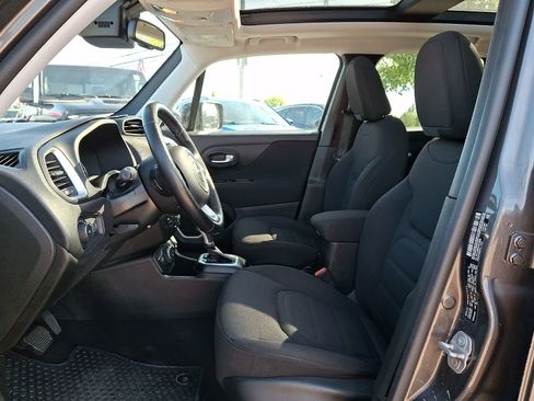 Used 2018 Jeep Renegade Latitude w/ Advanced Technology Group AWD/4WD image 15