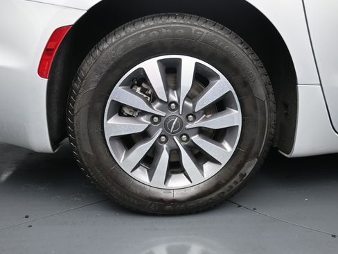 Used 2023 Chrysler Pacifica Touring-L FWD image 9