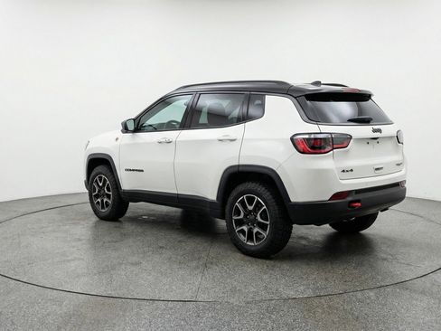 Used 2025 Jeep Compass Trailhawk AWD/4WD image 6