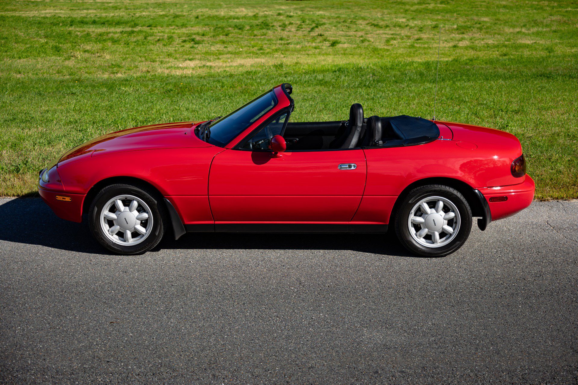 Used 1990 MAZDA MX-5 Miata RWD image 2