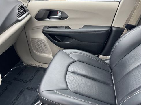 Used 2024 Chrysler Pacifica Touring-L FWD image 30