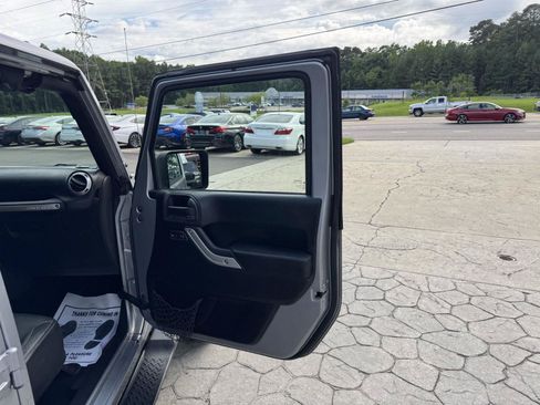 Used 2015 Jeep Wrangler Unlimited Sahara w/ Dual Top Group AWD/4WD image 17