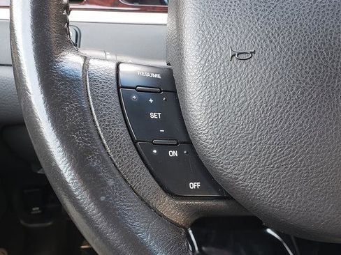 Used 2010 Lincoln Town Car Signature Limited image 20