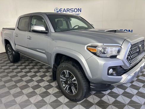 Used 2019 Toyota Tacoma TRD Sport image 3