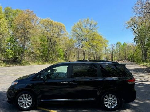 Used 2014 Toyota Sienna Limited w/ Limited Premium Package AWD/4WD image 9