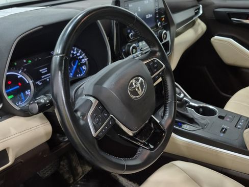 Used 2021 Toyota Highlander XLE AWD/4WD image 9