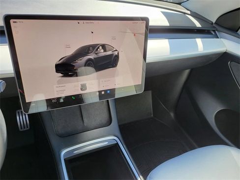 Used 2023 Tesla Model Y Performance image 22