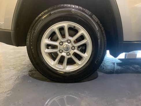 Used 2018 Jeep Grand Cherokee Laredo AWD/4WD image 31
