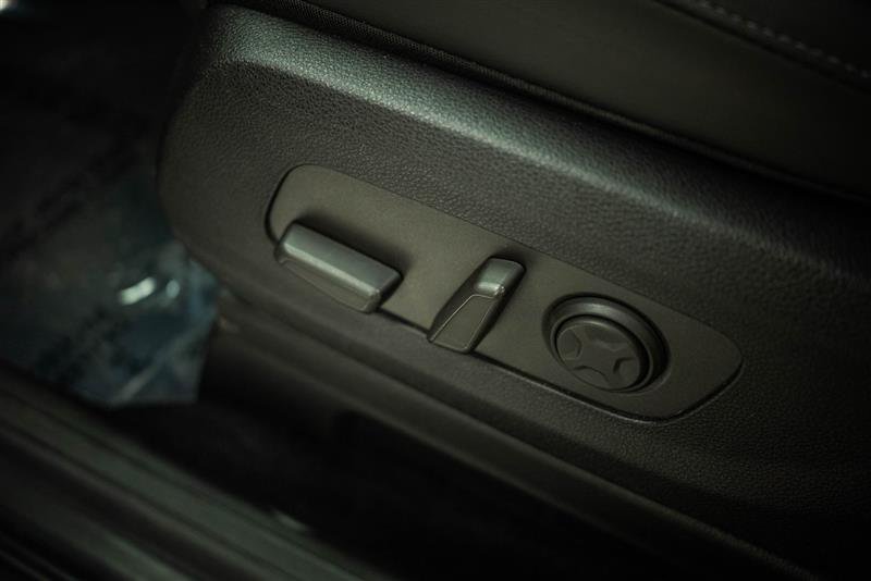 Used 2025 Kia Carnival FWD image 16