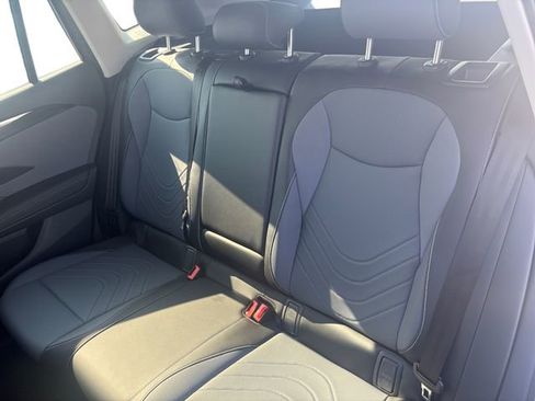 New 2025 Volkswagen Tiguan SE image 13