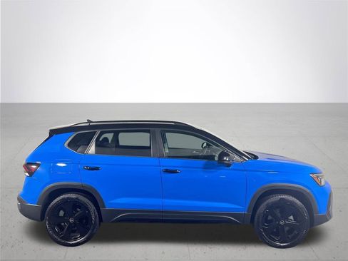 Certified 2025 Volkswagen Taos SE image 5