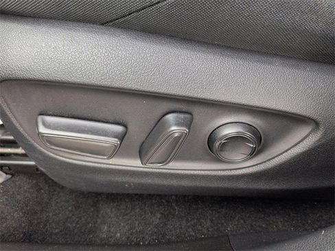 Certified 2022 Toyota Venza LE image 13