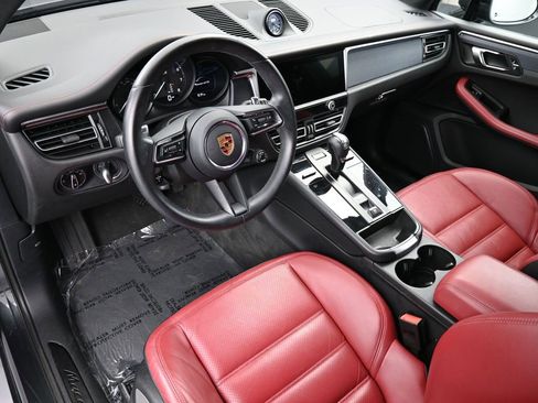 Used 2023 Porsche Macan GTS image 4