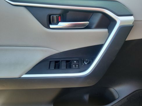 Used 2021 Toyota RAV4 XLE image 17