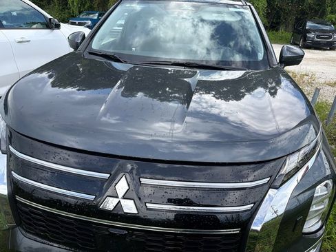 Used 2025 Mitsubishi Outlander SE AWD/4WD image 2