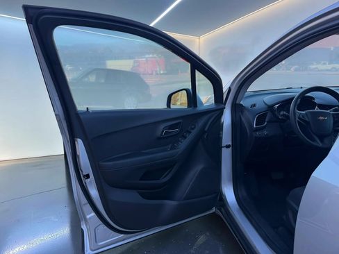 Used 2017 Chevrolet Trax LT FWD image 10
