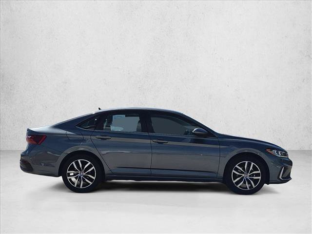 Used 2025 Volkswagen Jetta SE FWD image 4