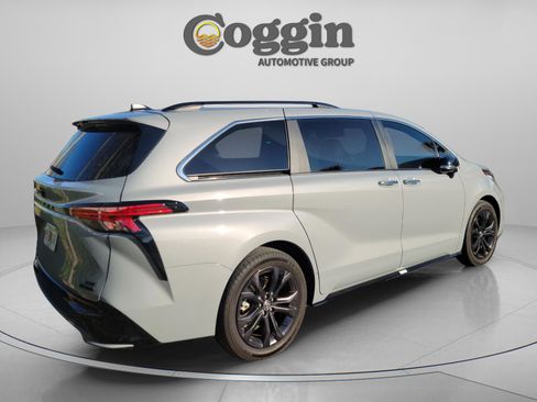 Certified 2024 Toyota Sienna XSE w/ XSE Premium Package image 6