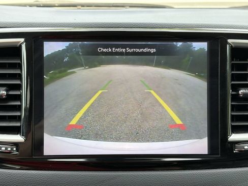 Used 2023 Chrysler Pacifica Touring-L FWD image 5
