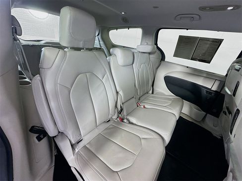 Used 2017 Chrysler Pacifica Touring-L Plus image 27