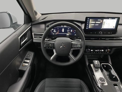 New 2025 Mitsubishi Outlander SE image 13