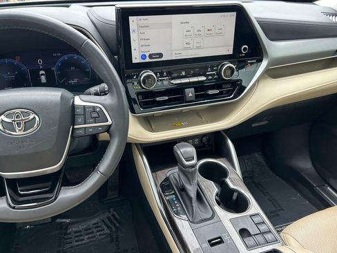Used 2023 Toyota Highlander Platinum image 18