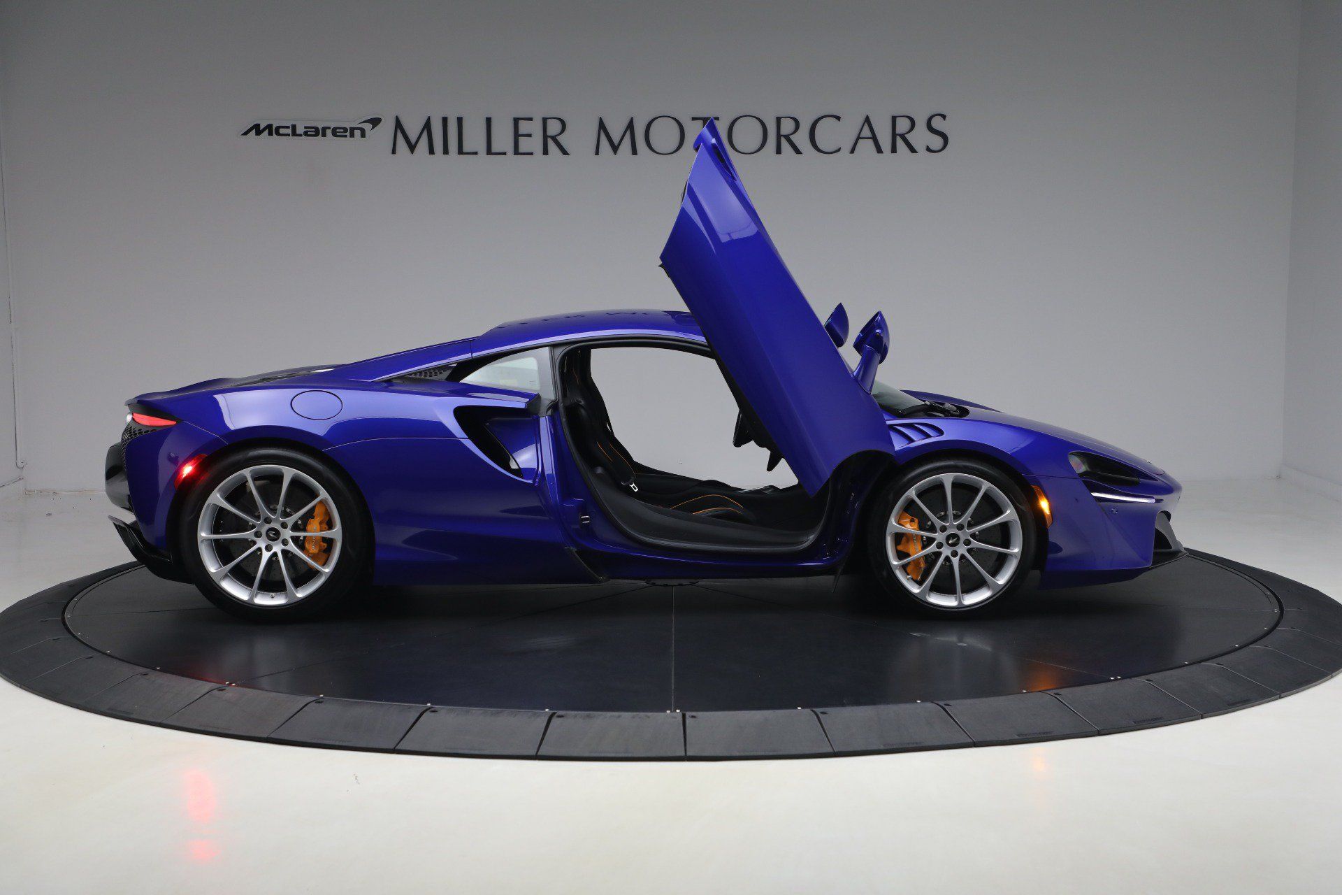 Used 2024 McLaren Artura RWD image 19