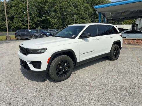 Used 2025 Jeep Grand Cherokee Altitude AWD/4WD image 4