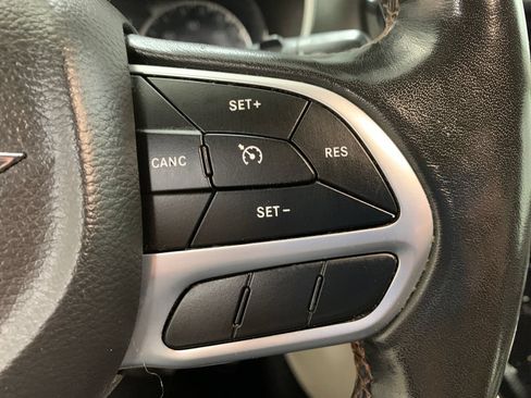 Used 2020 Chrysler Pacifica Touring-L FWD image 27