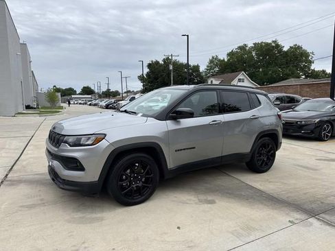 Used 2022 Jeep Compass Altitude FWD image 3