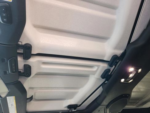 Used 2022 Jeep Wrangler Unlimited Sahara w/ Cold Weather Group AWD/4WD image 18