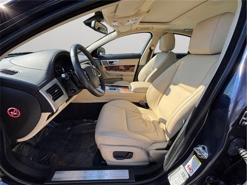 Used 2015 Jaguar XF Premium RWD image 2